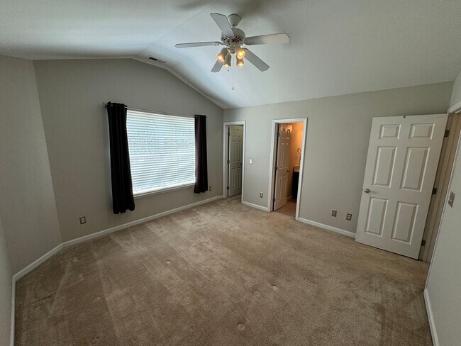 Building Photo - Stunning 3BR/2.5BA w/ Upgrades & Pool Access