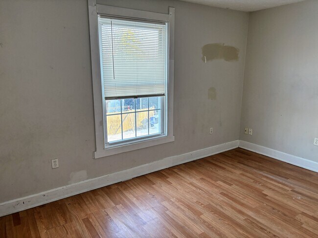 Building Photo - 2307 N Kenwood Ave