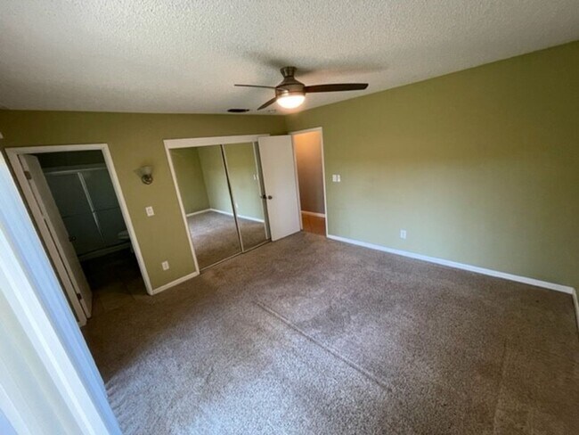 Building Photo - Roseville 3 bedroom