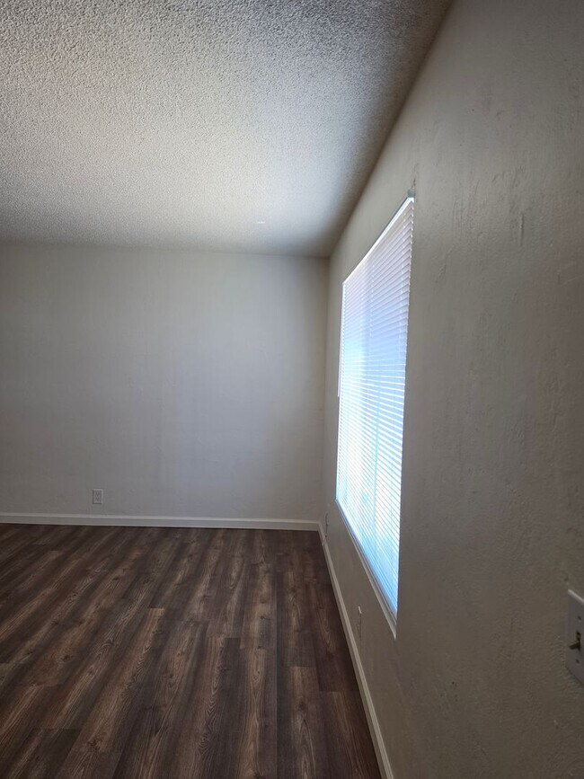 Building Photo - 3 Bedroom 2 Bath