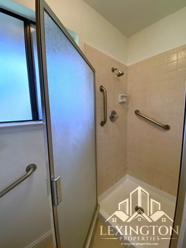 Building Photo - Beautiful, 3BD/2BA +Bonus Rooms, Bungalow ...