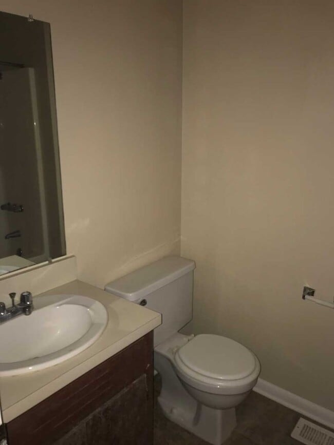 Building Photo - Charming 2 bed 2 bath duplex located in Newton