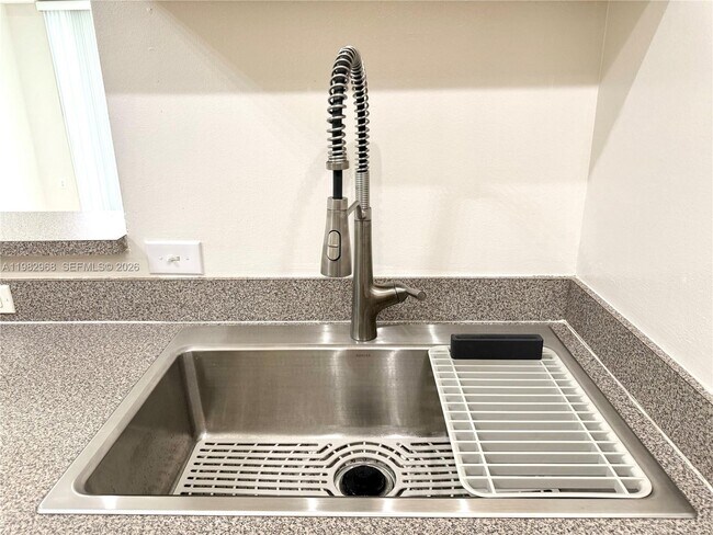 Building Photo - 1020 Villa Cir