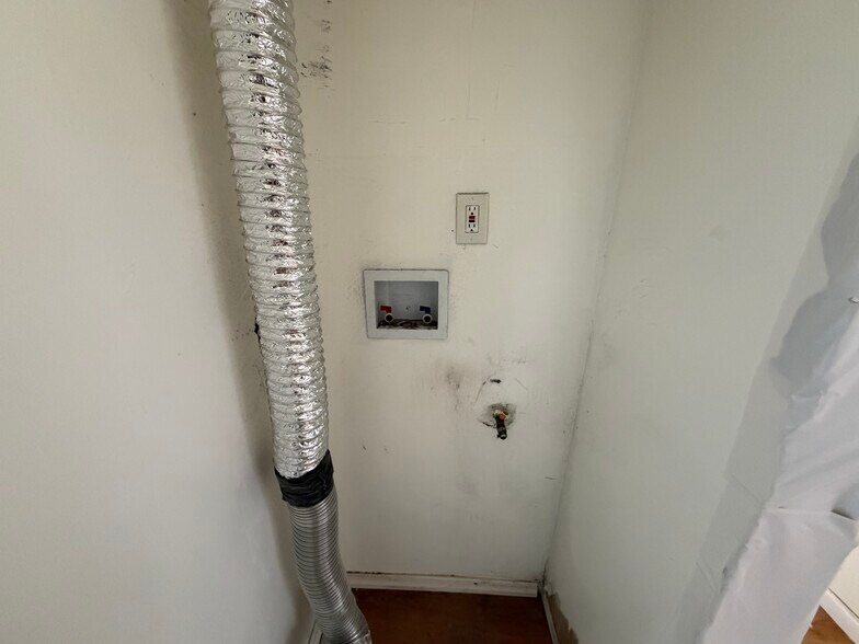 In-Unit Washer/Dryer Hookup - 626 Middlesex St