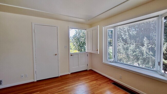 Building Photo - Great One Bedroom Unit Located In Multnoma...