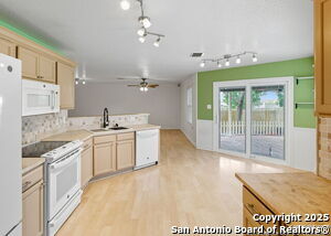 Building Photo - 3223 Crested Creek Dr