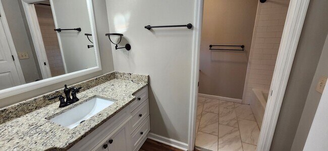 Building Photo - 4 bedroom home in North Columbus