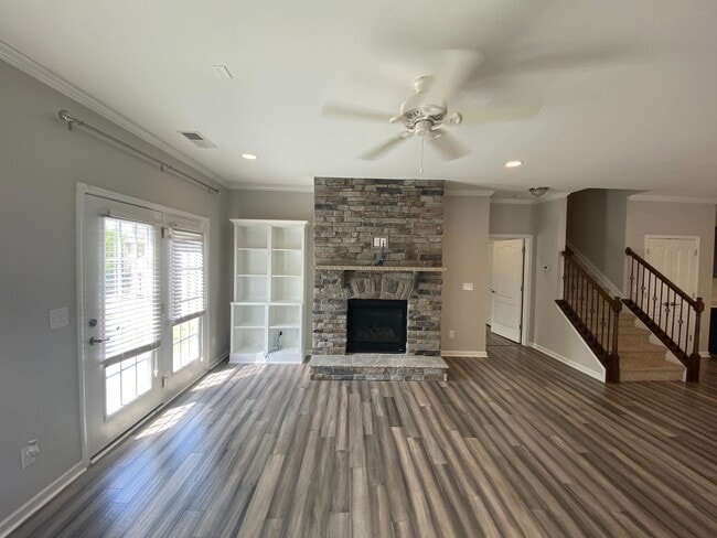Building Photo - Move-in ready, 1.5 story home located in t...