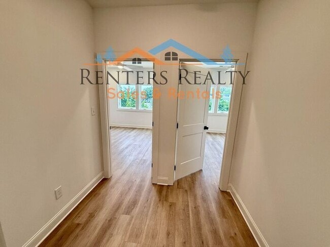 Building Photo - Stunning 3 Bedroom with Rooftop Terrace