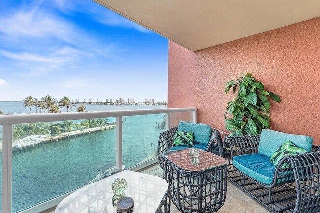 Building Photo - 2650 Lake Shore Dr