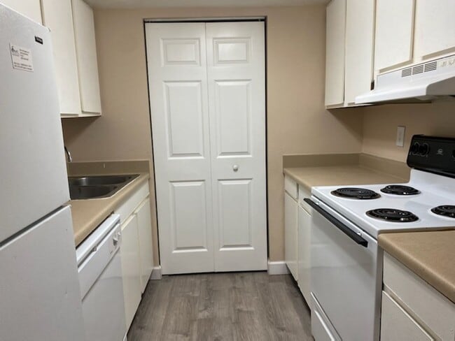 Building Photo - Bartow - One bedroom one bath - Upstairs Unit