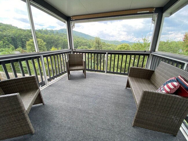 Building Photo - West AVL - Spacious Home in Scenic Bluff Subdivision