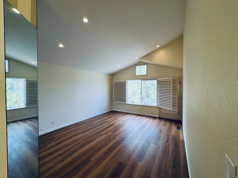 Building Photo - 6120 Lakeview Cir