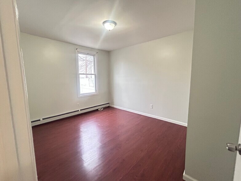 Building Photo - 424 58th St