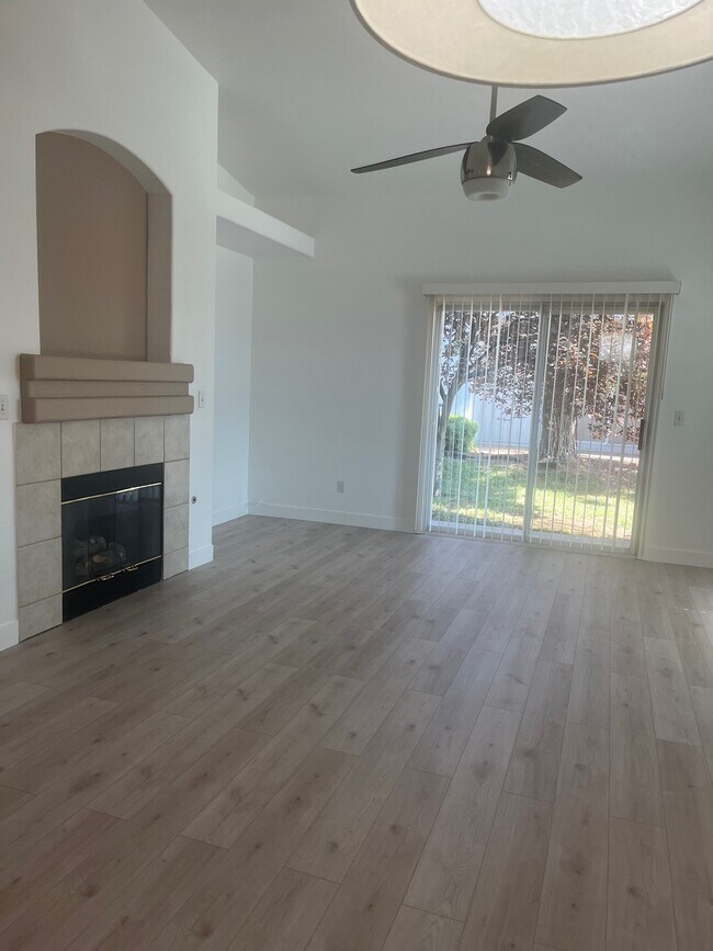 Family Room - 8772 Bridgeport Bay Ave