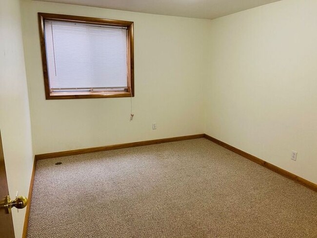 Building Photo - 4 Bedroom, 3 Bath Ranch Style Home with 2 ...