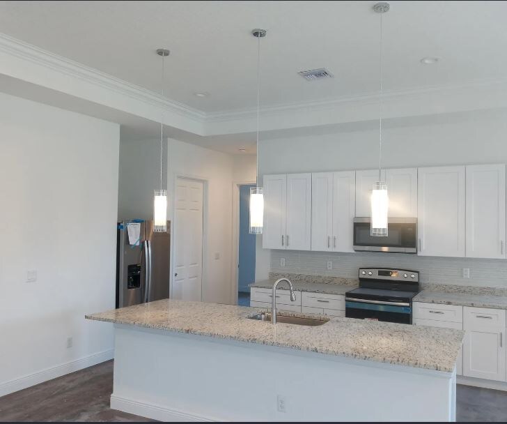 Building Photo - 579 SW Paar Dr