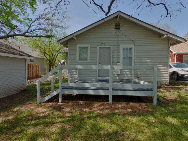 Building Photo - 806 N Terrace