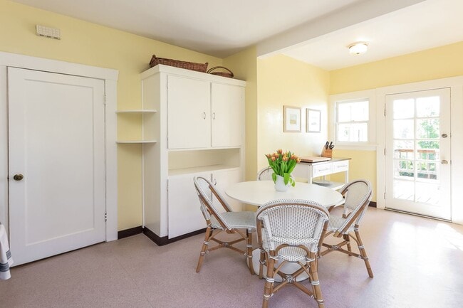 Building Photo - Furnished 1920 Craftsman Bungalow Available In The Dimond District!