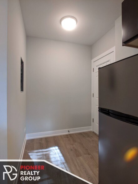 Building Photo - 437 W Belden