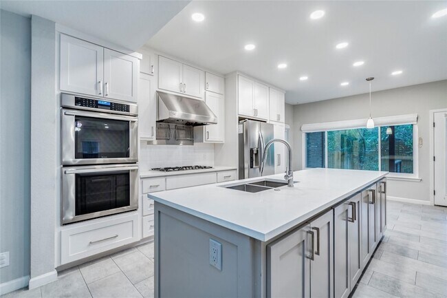 Building Photo - 10803 Sans Souci Pl