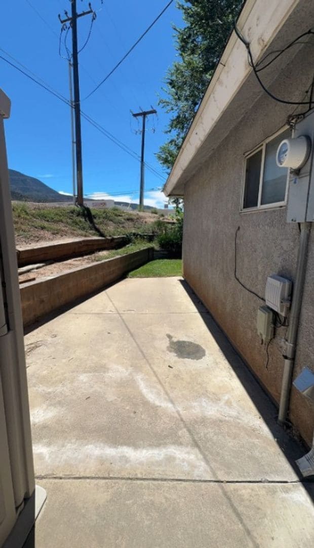 Building Photo - 585 S 225 W