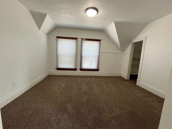 Building Photo - Newly Updated 2nd Floor 2 Bed/1 Bath Duplex Apartment