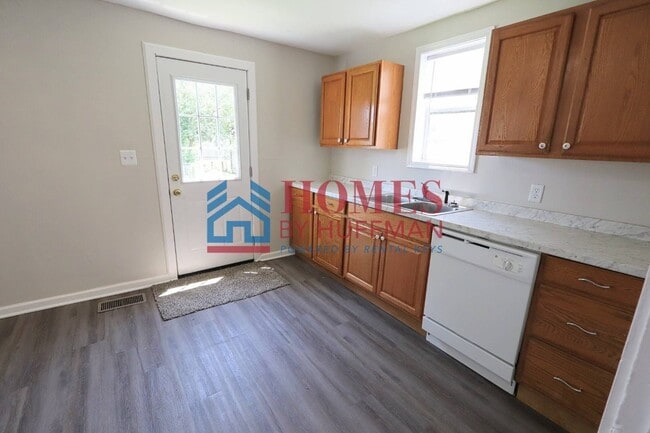 Building Photo - Three Bedroom House