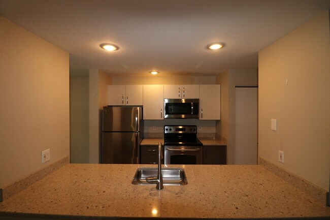 Building Photo - Spacious 1 Bed 1 Bath Corner Unit in North...