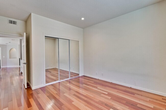 Building Photo - Beautiful and spacious 3 bedroom 2.5 bath ...