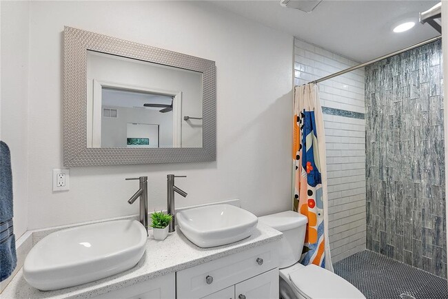 Building Photo - 6631 Bougainvilla Ave S