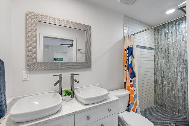 Building Photo - 6631 Bougainvilla Ave S