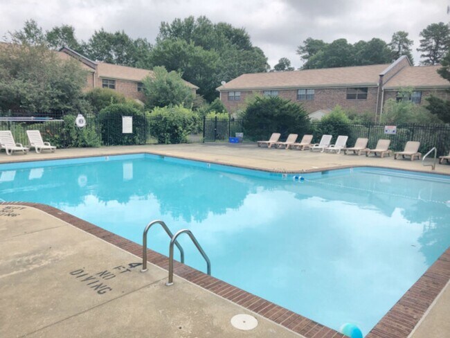 Building Photo - Lovely 2 Bedroom, 1.5 Bath Townhouse in Carrboro - Avail in March!