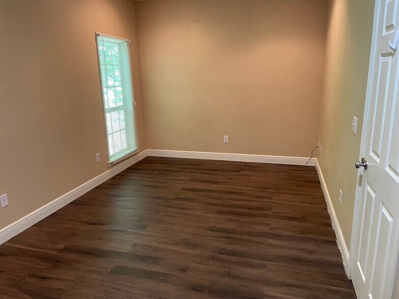 Building Photo - 285 Old Mayhew Rd