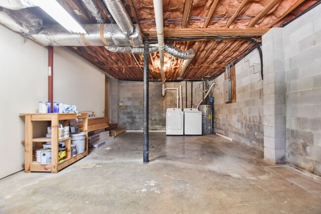 Building Photo - Pet Friendly Three Bedroom!