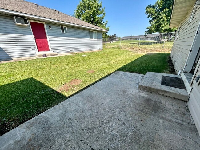 Building Photo - 1009 E 19th Ave
