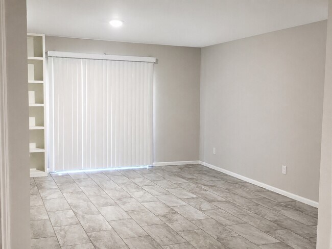 Building Photo - 1860 White Oak Dr