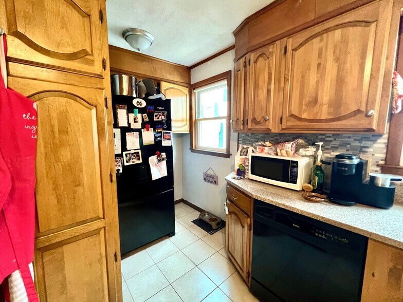 Building Photo - 39 Sterling St