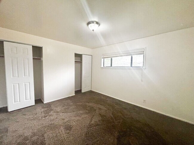 Building Photo - Perfect Location - Private Backyard - 3 be...
