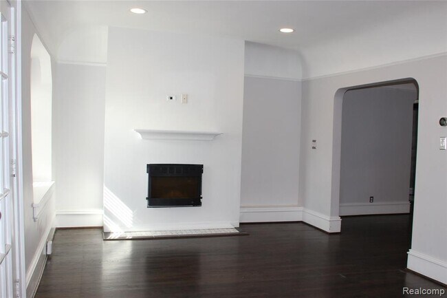 Building Photo - 115 E Lincoln St