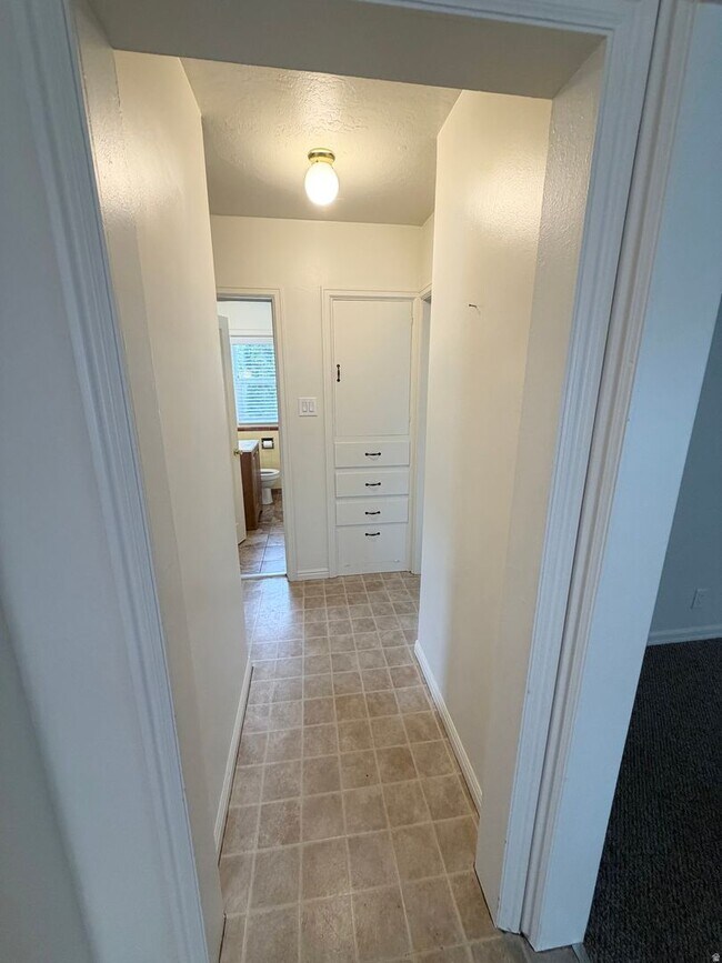 Building Photo - Ideally Located in the Heart of Murray