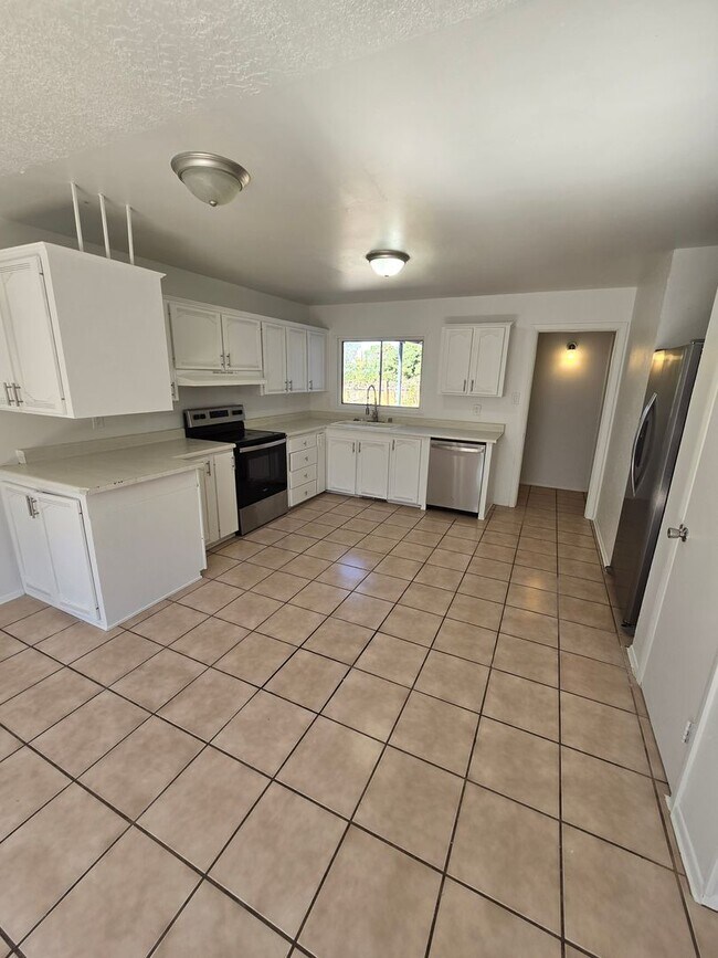 Building Photo - Nice size 4 Bedroom  2 Bath with 2 living ...