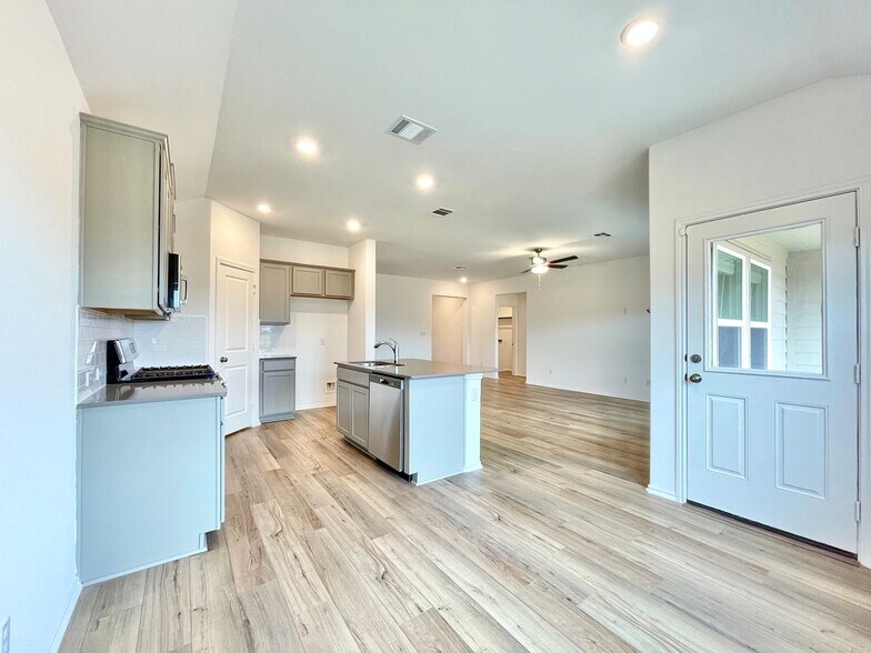Building Photo - 431 Sebring Cir