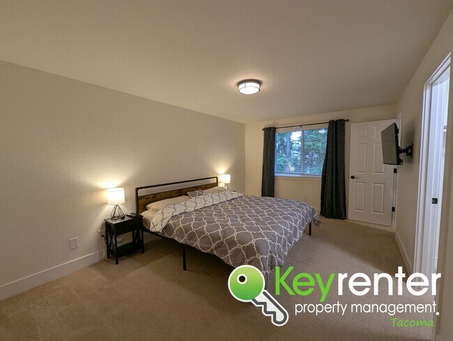 Building Photo - Modern 3 Bedroom, 2.5 Bathroom Fully Furnished Puyallup Duplex in Prime Location