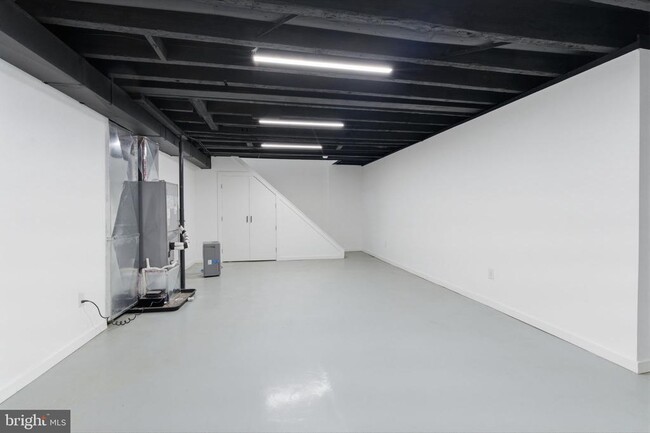 Building Photo - 2724 E Somerset St