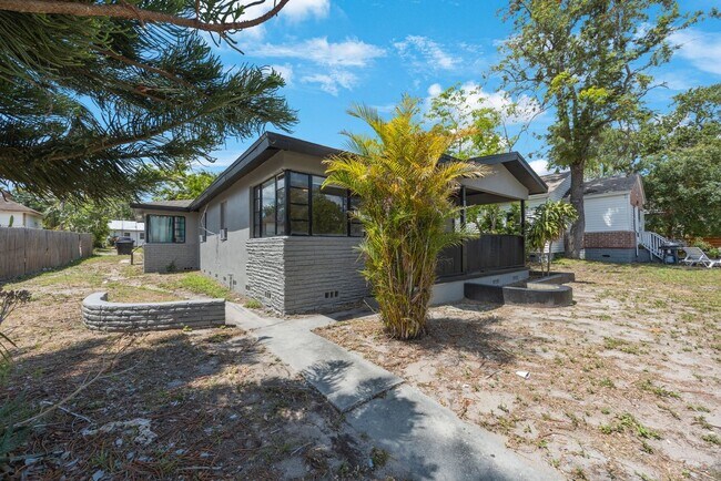 Building Photo - 1230 9th Ave S