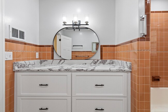 Building Photo - 1533 S 76th St