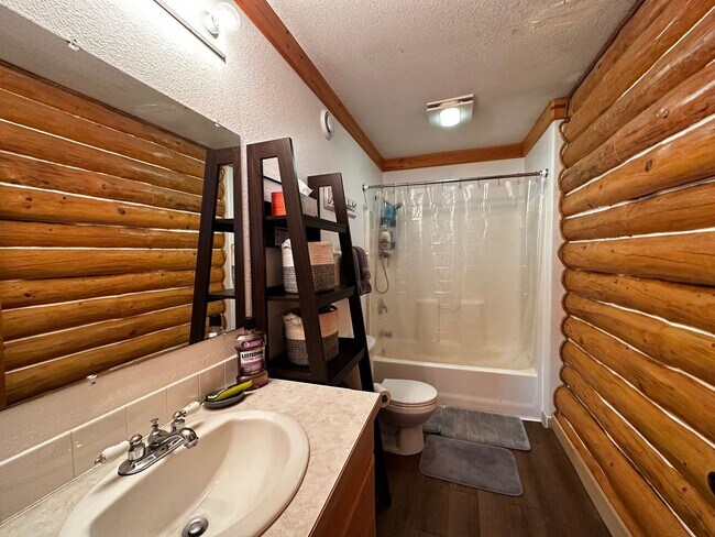 Building Photo - 3 Bed/2 Bath/2 Car Garage/Dogs Allowed