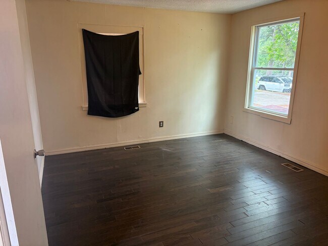 Building Photo - 2 BEDROOM 1 BATH HOUSE, WITH CENTRAL HEAT & AIR, ALL ELECTRIC, FENCED YARD. APPLICATION AND PET F...