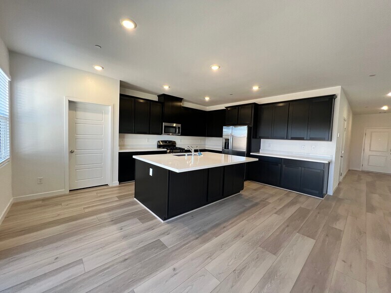 Kitchen - 486 Daphne Terrace St